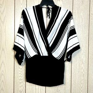 Gabriel New York Women’s XL/2X Black White Vintage Knit V-neck Tie Back Top